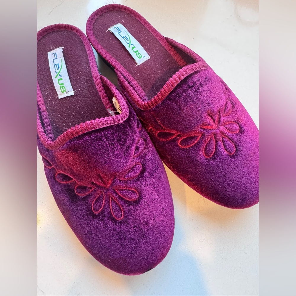 BRAND NEW FLEXUS Josie Slippers size 38
Women US 7.5-8 - Picture 8 of 12